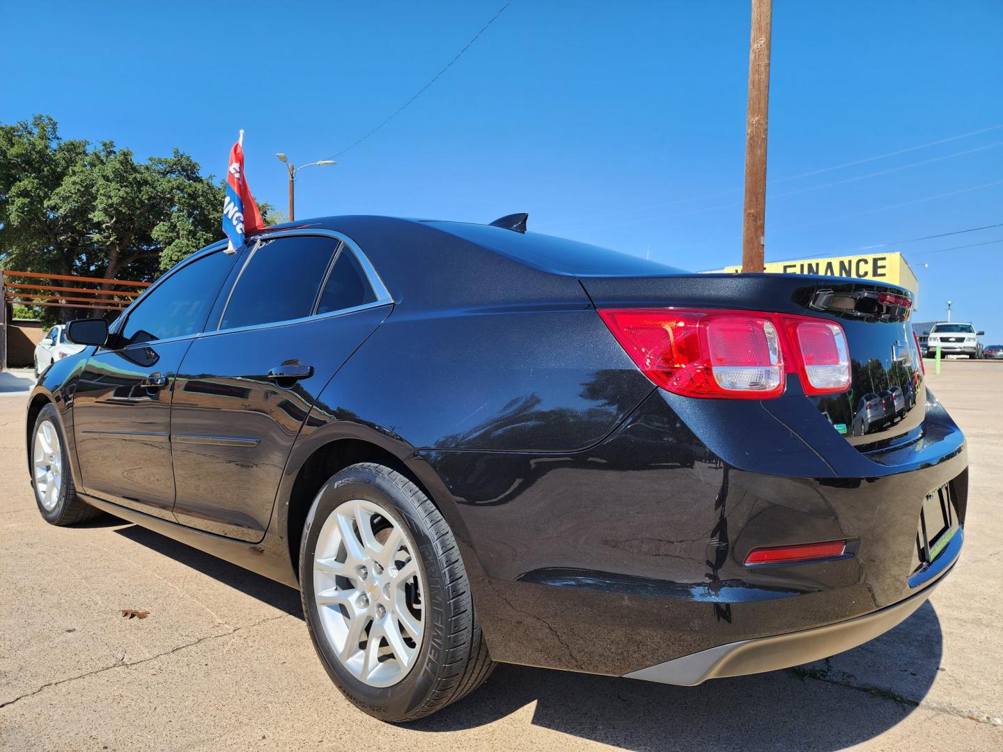 2015 BLACK Chevrolet Malibu LT (1G11C5SL2FF) , AUTO transmission, located at 2660 S.Garland Avenue, Garland, TX, 75041, (469) 298-3118, 32.885551, -96.655602 - Welcome to DallasAutos4Less, one of the Premier BUY HERE PAY HERE Dealers in the North Dallas Area. We specialize in financing to people with NO CREDIT or BAD CREDIT. We need proof of income, proof of residence, and a ID. Come buy your new car from us today!! This is a very well cared for 2015 CH - Photo#5